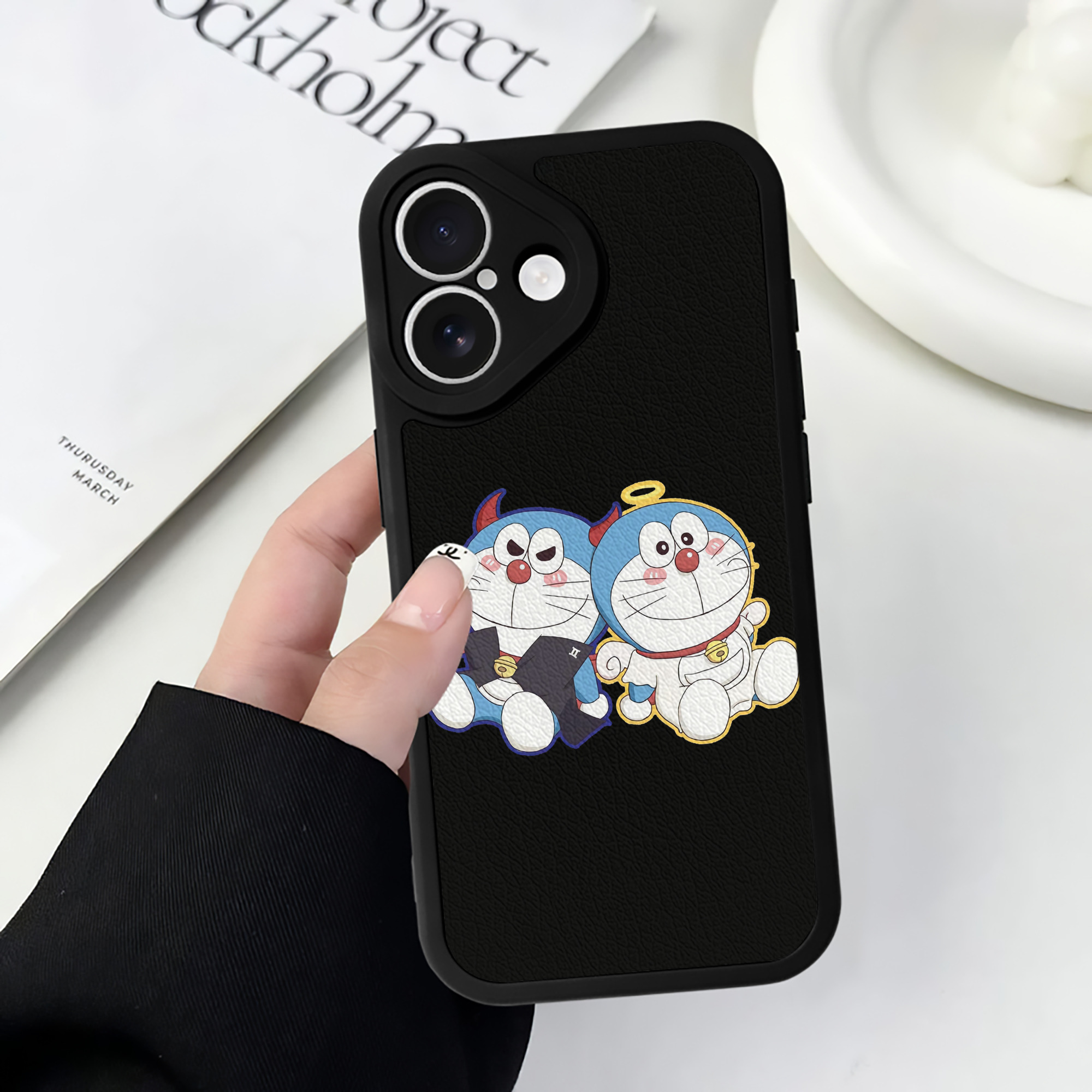 （画像用） ドラえもん Doraemon 【iPhone 16シリーズ対応】シリコンスマホケース（レザー調） 材質：シリコン